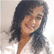 Estudiante universitaria de administración de apoyo a estudiantes de primaria y bachillerato grado 8 en materias como matemáticas y ciencias Naturales